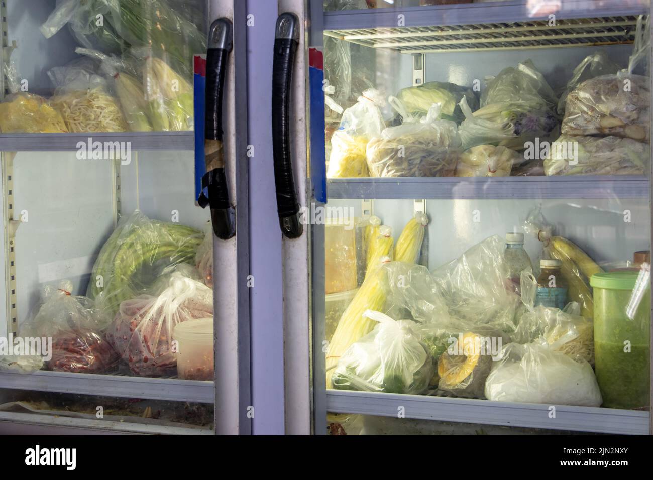 Verdure e ingredienti in sacchetti conservati nel frigorifero per la lavorazione nel ristorante. Foto Stock