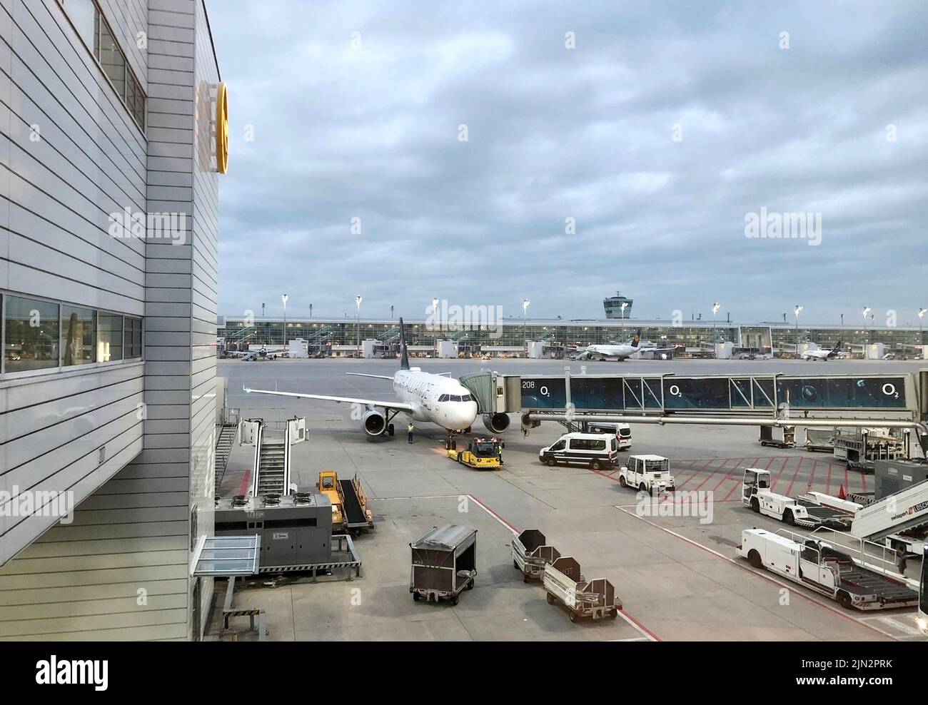 Aeroporto Internazionale di Monaco. Terminal Lufthansa. Aeroplani, attrezzature di supporto a terra, veicoli cargo aeroportuali, preparazione del carico. Monaco di Baviera, Germania Foto Stock