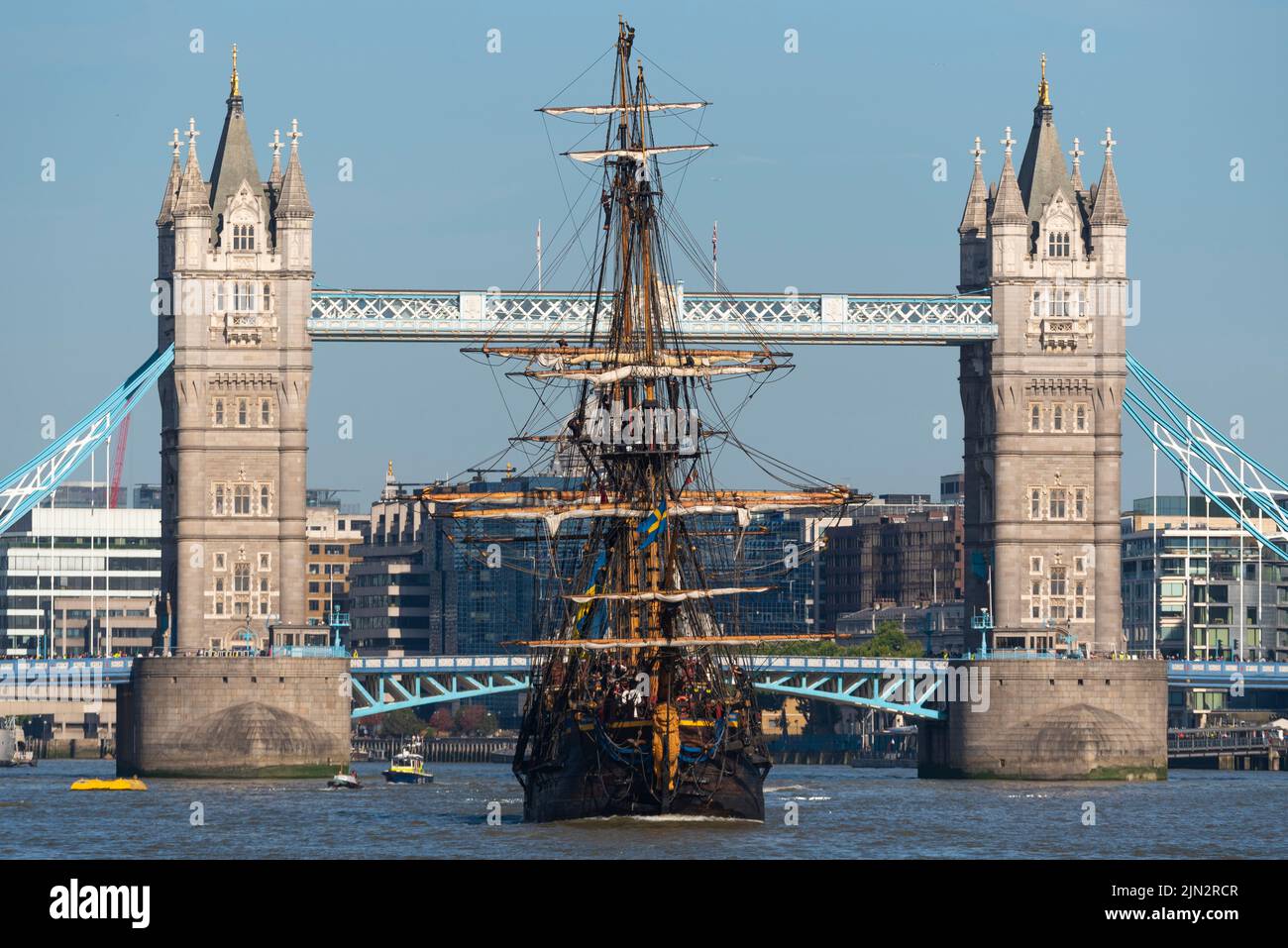 Goteborg di Svezia, replica a vela della svedese East Indiaman Goteborg i, in visita a Londra, Regno Unito. Nella piscina di Londra dopo essere passati sotto il Tower Bridge Foto Stock