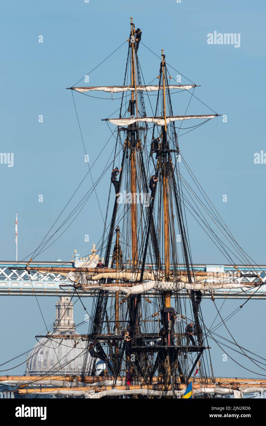 Goteborg di Svezia, una replica a vela della svedese Indiaman orientale Goteborg i, in visita a Londra, Regno Unito nel 2022. Equipaggio alto il montante di armamento Foto Stock