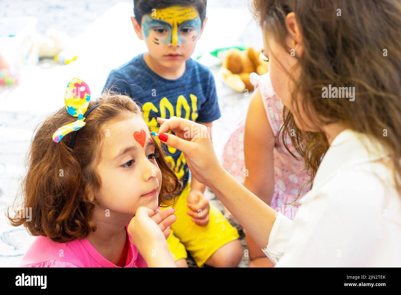 BAKU, AZERBAIJAN- 13 MAGGIO 2019 : ragazza disegna il trucco della bambina dell'acqua. Pittura del viso. Divertimento per bambini. Foto Stock