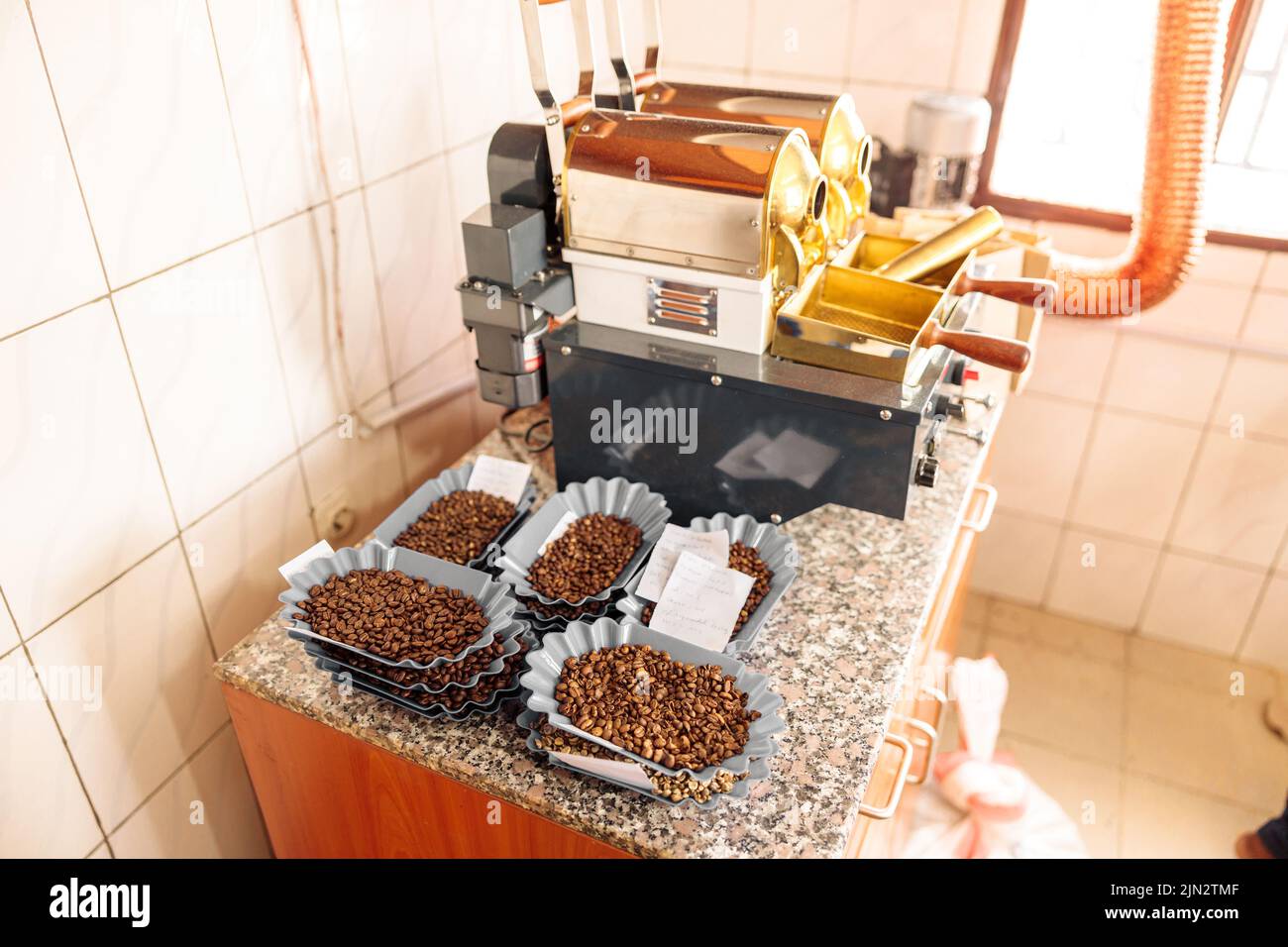 Processo di tostatura di diversi tipi di caffè e di verifica del suo gusto Foto Stock