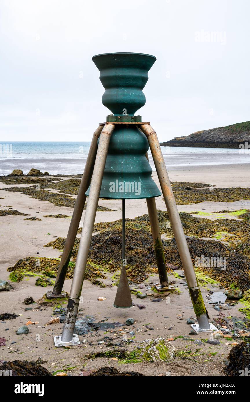 La marea campana a bassa marea sulla spiaggia a Cemaes sull'isola di Anglesey nel Galles del Nord Foto Stock
