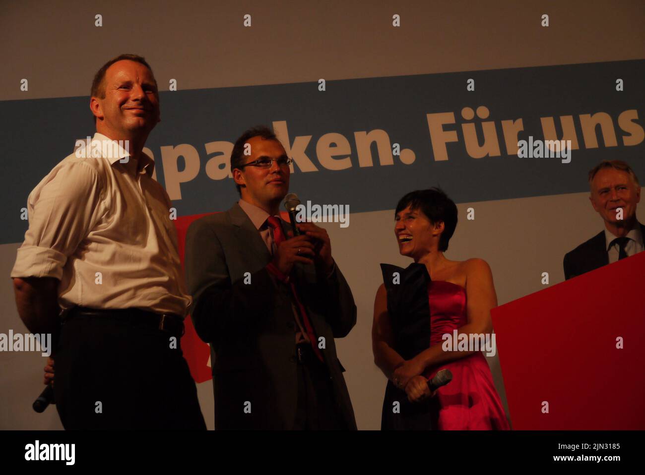 Johannes Kahrs strahlt mit breitem Lächeln bei einer Wahlkampfveranstaltung in Amburgo. Neben ihm der SPD-Politiker Christian Carstensen und eine Moderatorin. Ganz rechts im Bild ist der ehemaliste Hamburgische 1. Bürgermeister Hans Ulrich Klose Foto Stock