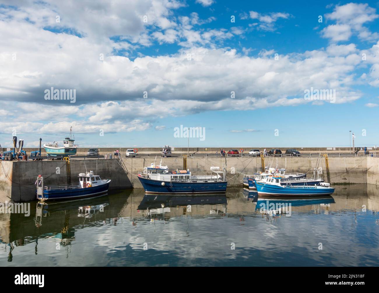 Barche ormeggiate nel porto di North Sunderland, Seahouses, Northumberland, Inghilterra, Regno Unito Foto Stock