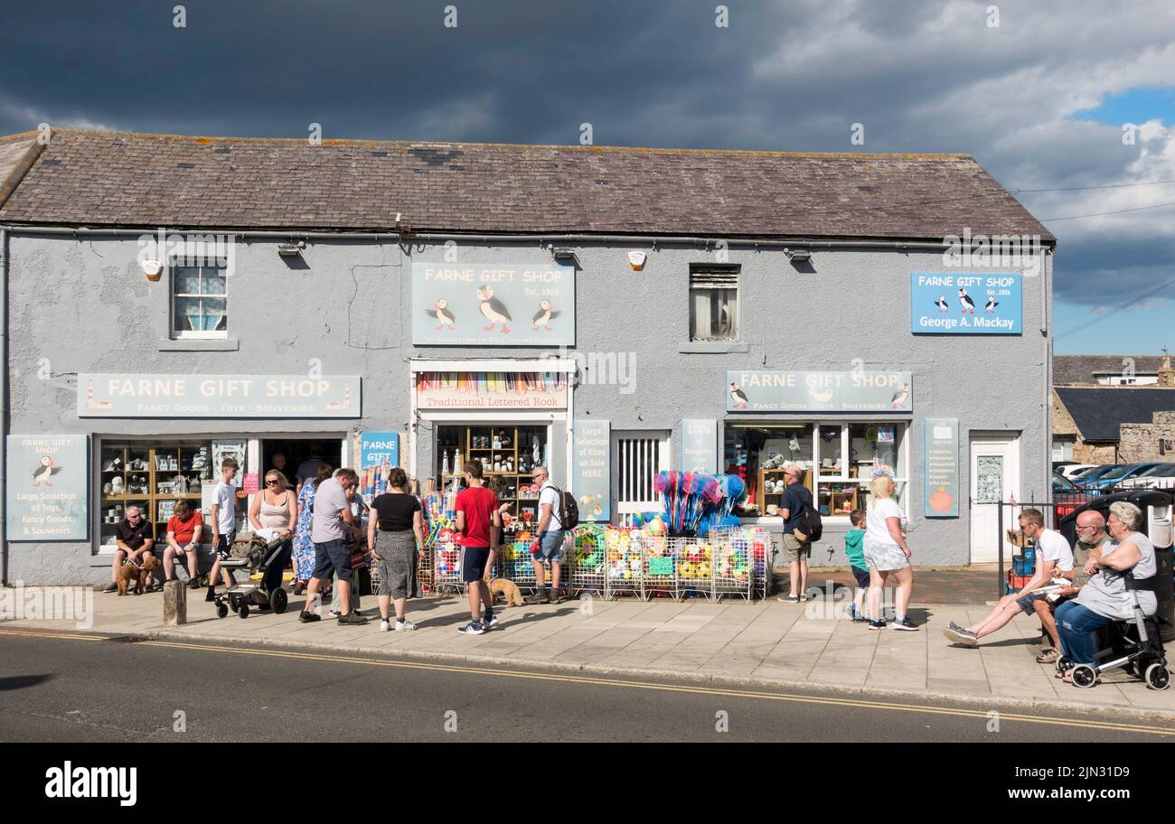 Persone al di fuori del Farne Gift Shop in Seahouses, Northumberland, Inghilterra, Regno Unito Foto Stock