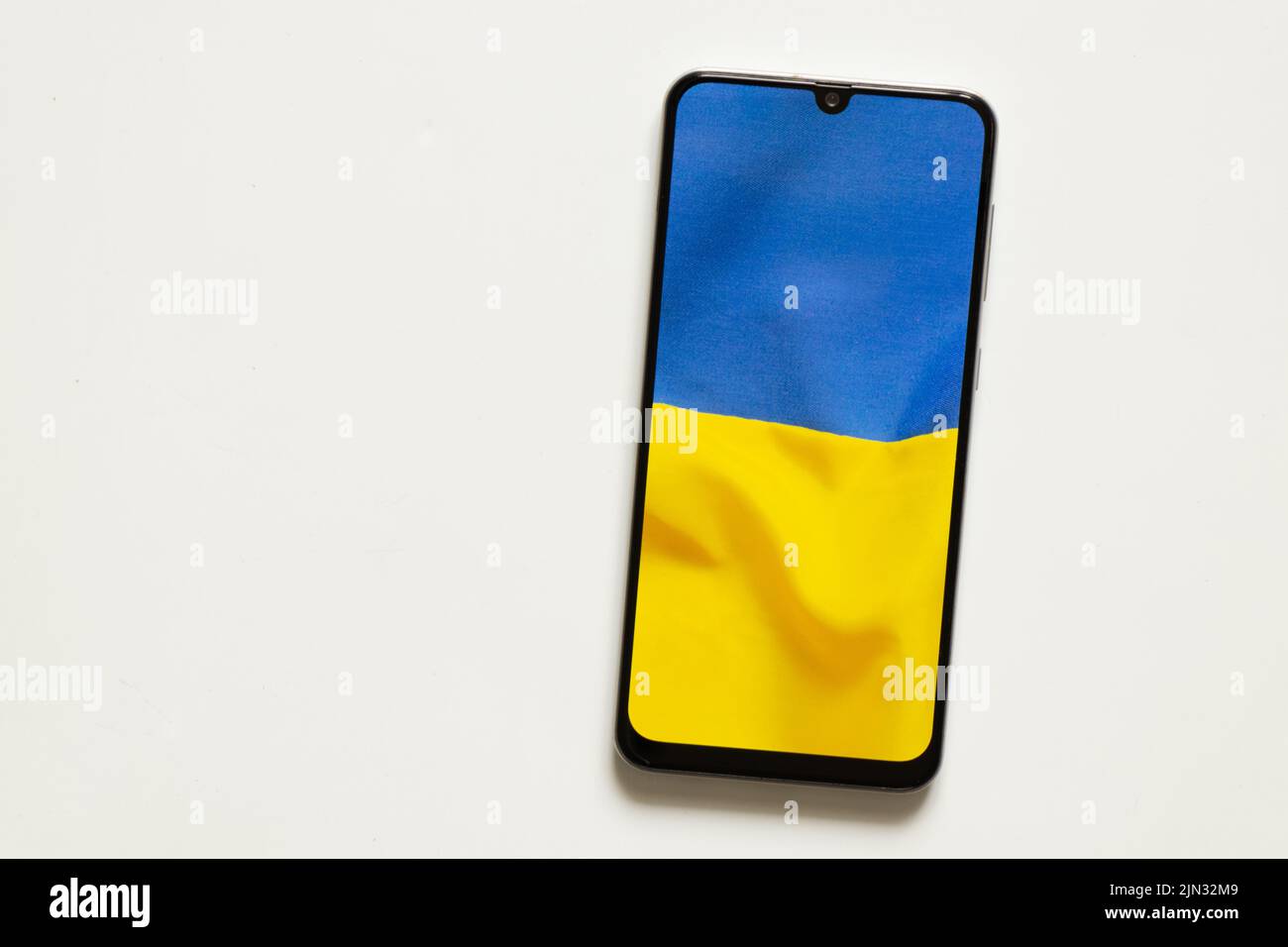 La bandiera nazionale dell'Ucraina come sfondo al telefono, la pace in Ucraina, nessuna guerra, paese libero Foto Stock
