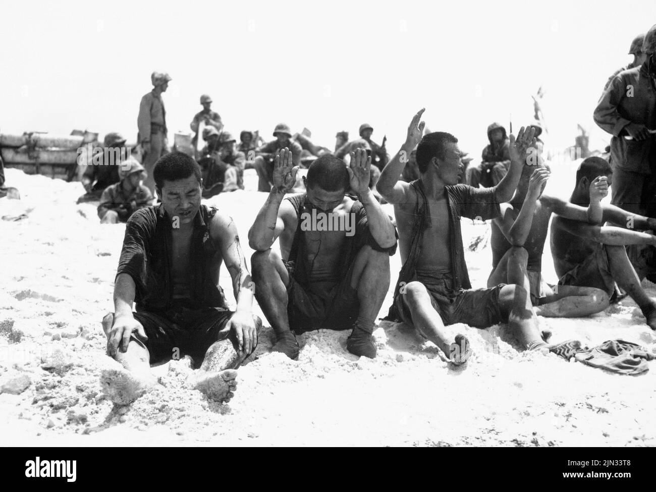 Cinque prigionieri giapponesi presi durante la lotta per l'isola di Betio durante la battaglia di Tarawa. Dei 2636 soldati giapponesi sull'isola, solo 17 furono lasciati vivi dopo la battaglia. Gli sbarchi a Tarawa facevano parte dell'offensiva statunitense contro le Isole del Pacifico, detenuta dal Giappone prima di prepararsi ad un assalto alla terraferma giapponese. Foto Stock