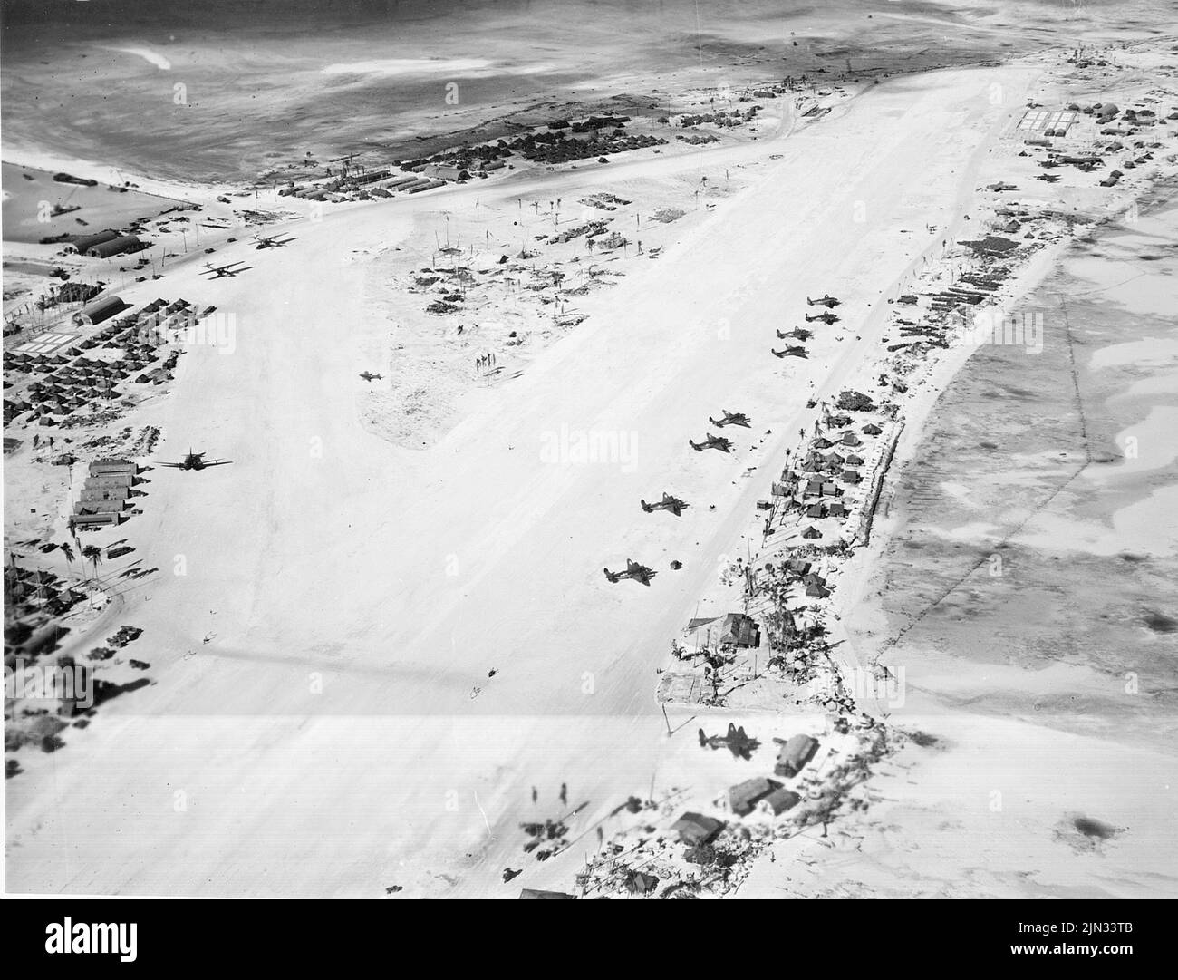 Velivolo a lungo raggio presso l'Hawkins Field di Betio (Atollo di Tarawa), marzo 1944. Gli sbarchi a Tarawa, 6 mesi prima, facevano parte dell'offensiva statunitense contro le isole del Pacifico, detenuta dal Giappone prima di prepararsi ad un assalto sulla terraferma giapponese. Queste piccole isole hanno fornito basi d'aria vitali per coprire le grandi distanze nel Pacific Theatre. Foto Stock