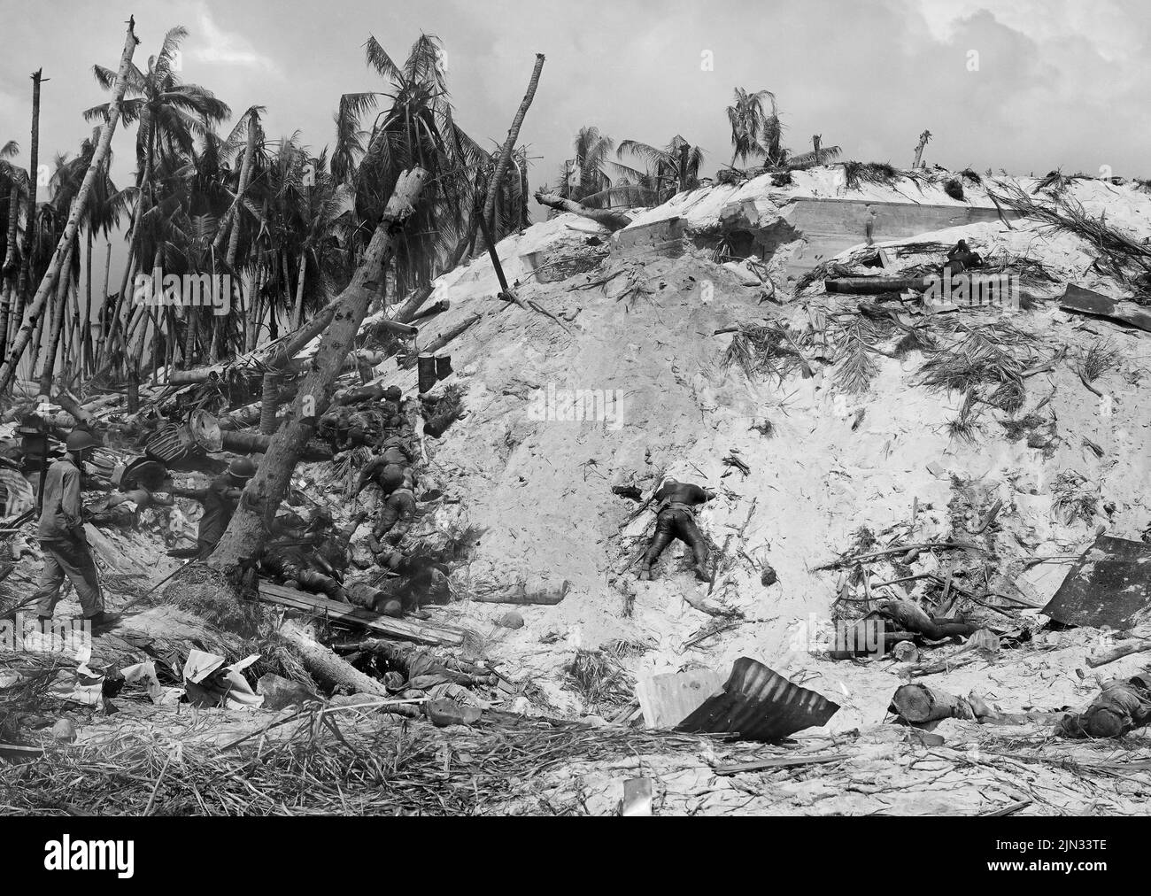 Una fotografia di soldati giapponesi morti dopo la battaglia di Tarawa. Gli sbarchi a Tarawa facevano parte dell'offensiva statunitense contro le Isole del Pacifico, detenuta dal Giappone prima di prepararsi ad un assalto alla terraferma giapponese. Delle 2636 truppe giapponesi sull'isola, solo 17 erano vive alla fine Foto Stock