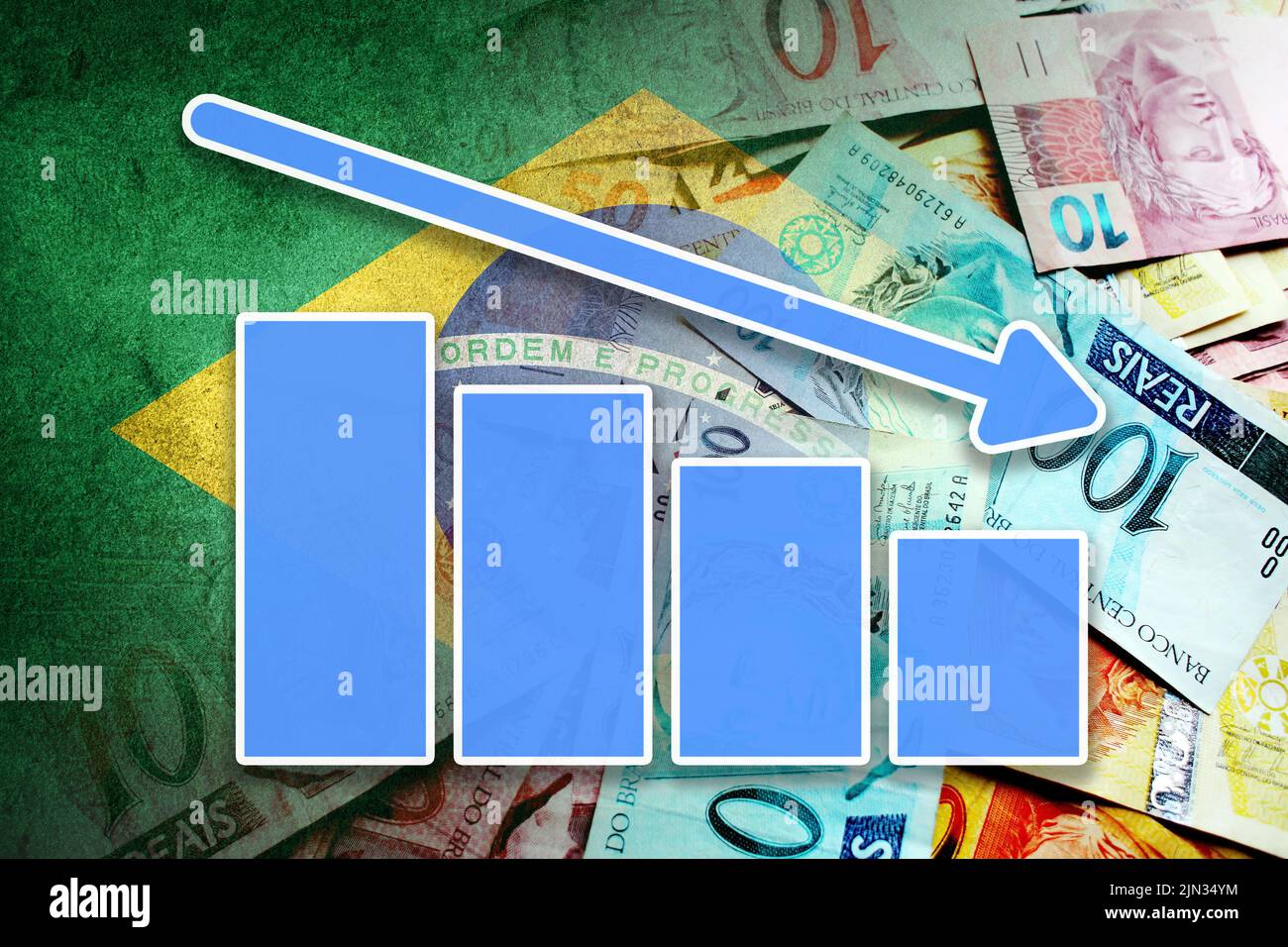 Grafico economico: Freccia verso il basso, fatture di contanti del Reais brasiliano e bandiera del Brasile Foto Stock