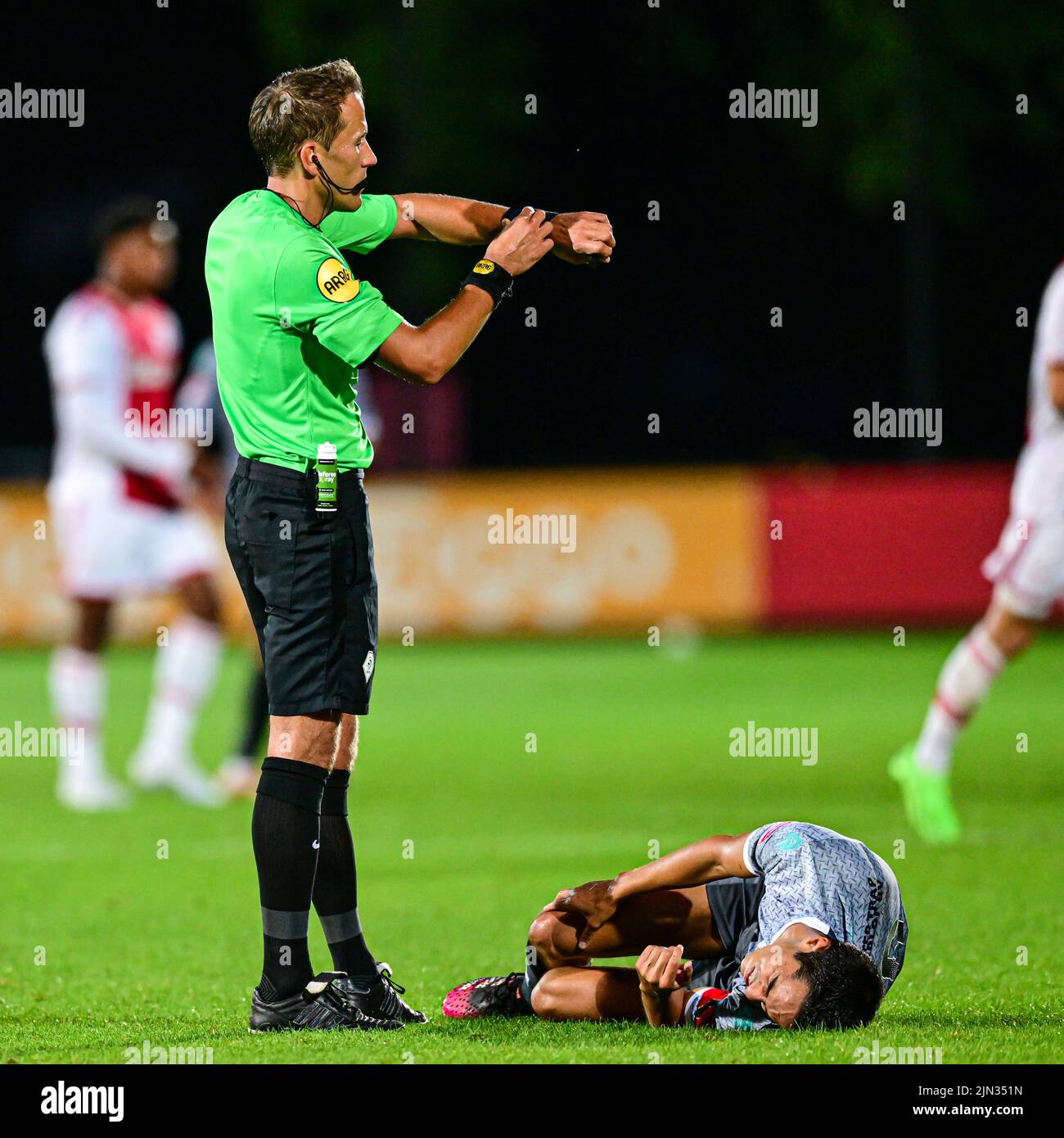 AMSTERDAM, PAESI BASSI - AGOSTO 8: Arbitro Martin Perez durante la partita olandese Keukenkampioendivisie tra Jong Ajax e Telstar al De Toekomst il 8 agosto 2022 ad Amsterdam, Paesi Bassi (Foto di Kees Kuijt/Orange Pictures) Foto Stock