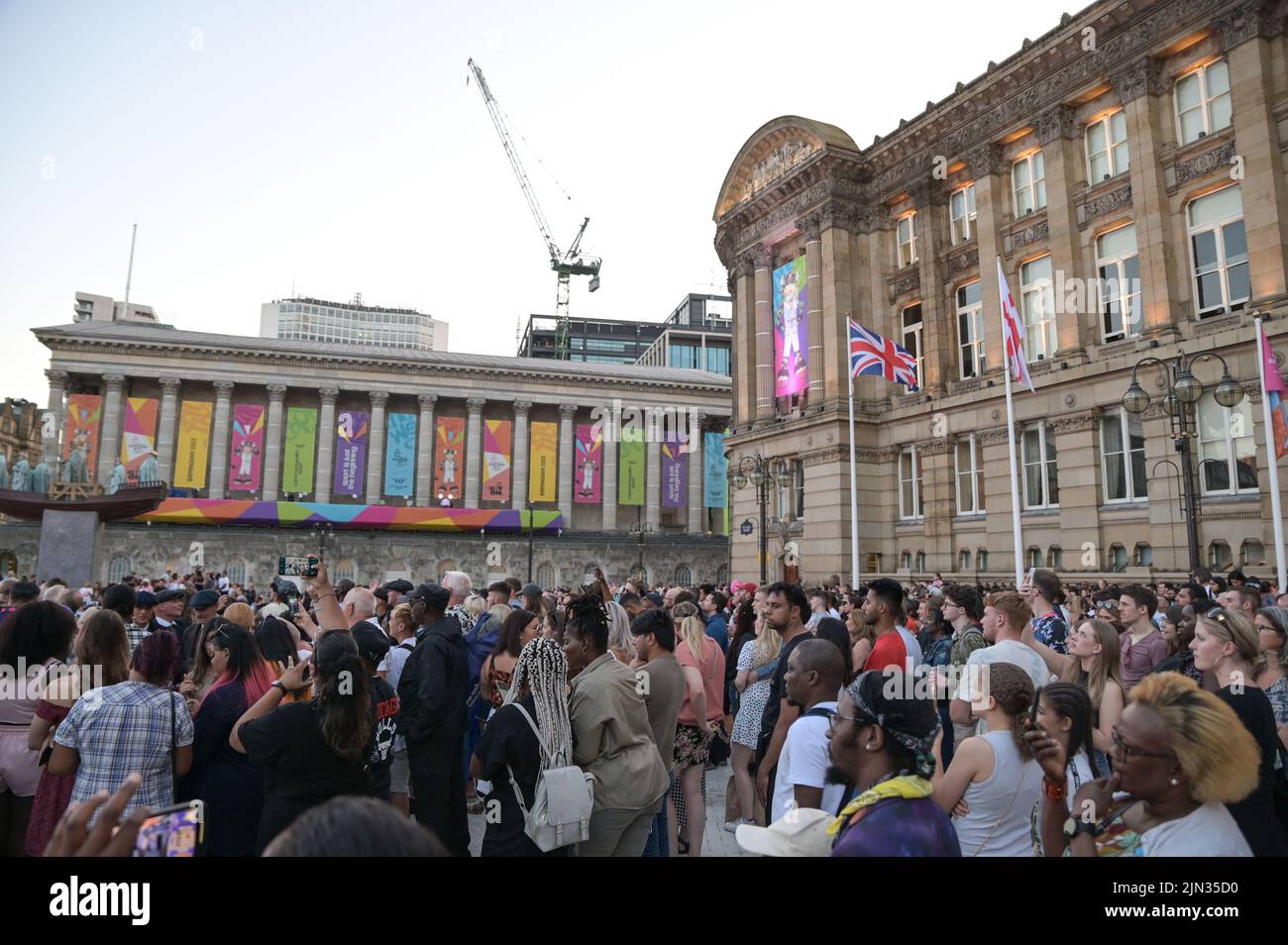 Victoria Square, Birmingham, Inghilterra, agosto 8th 2022. - Migliaia di spettatori imballano Victoria Square a Birmingham circondato dalla Casa del Consiglio e dal Municipio per assistere alla cerimonia di chiusura dei Giochi del Commonwealth 2022. PIC by Credit: Michael Scott/Alamy Live News Foto Stock