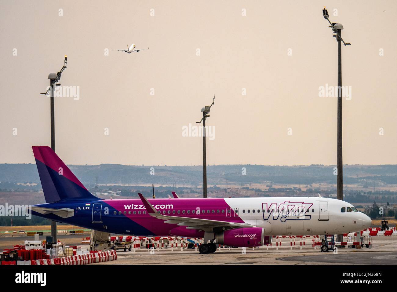 Un velivolo Wizz Air di compagnia ungherese a basso costo in visto all'aeroporto di Madrid Barajas Adolfo Suarez. Foto Stock