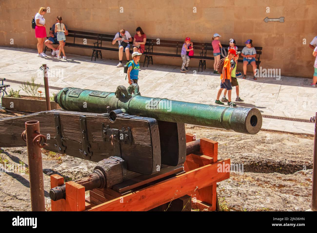 Bojnice, Slovacchia - 06,11 2022: Un antico cannone sorge sul molo vicino alle mura della fortezza del castello di Bojnice. Il vecchio cannone è grande. Foto Stock