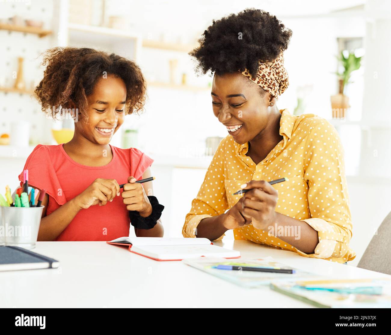 compiti di insegnamento istruzione madre figli figlia familiarità infanzia insegnante classe nero afroamericano Foto Stock