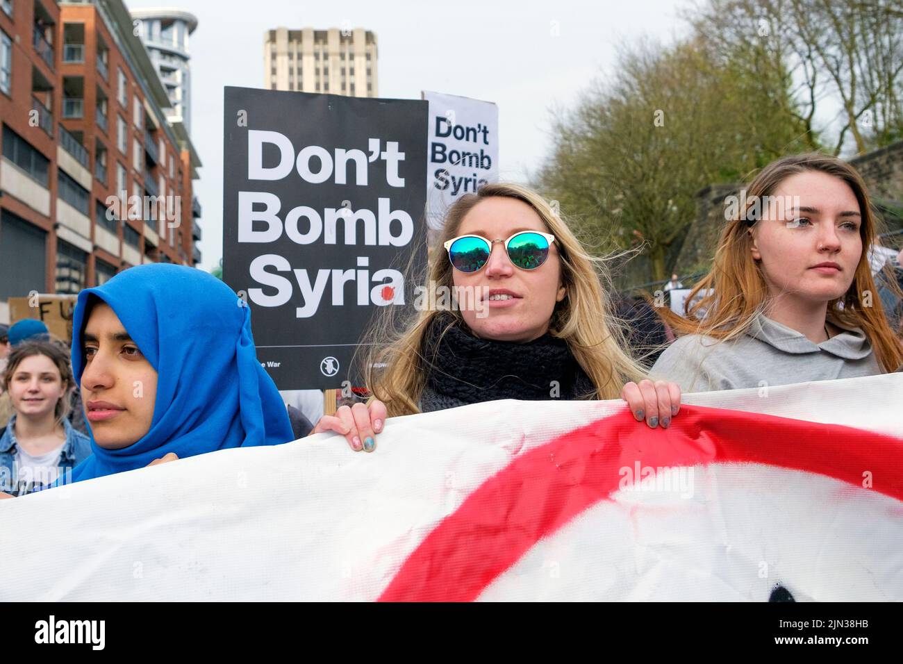 I manifestanti che trasportano 'non bombardare la Siria' cartelloni sono illustrati in quanto essi marzo attraverso Bristol durante un bombardamento di arresto Siria marcia di protesta.16 Aprile, 2018 Foto Stock