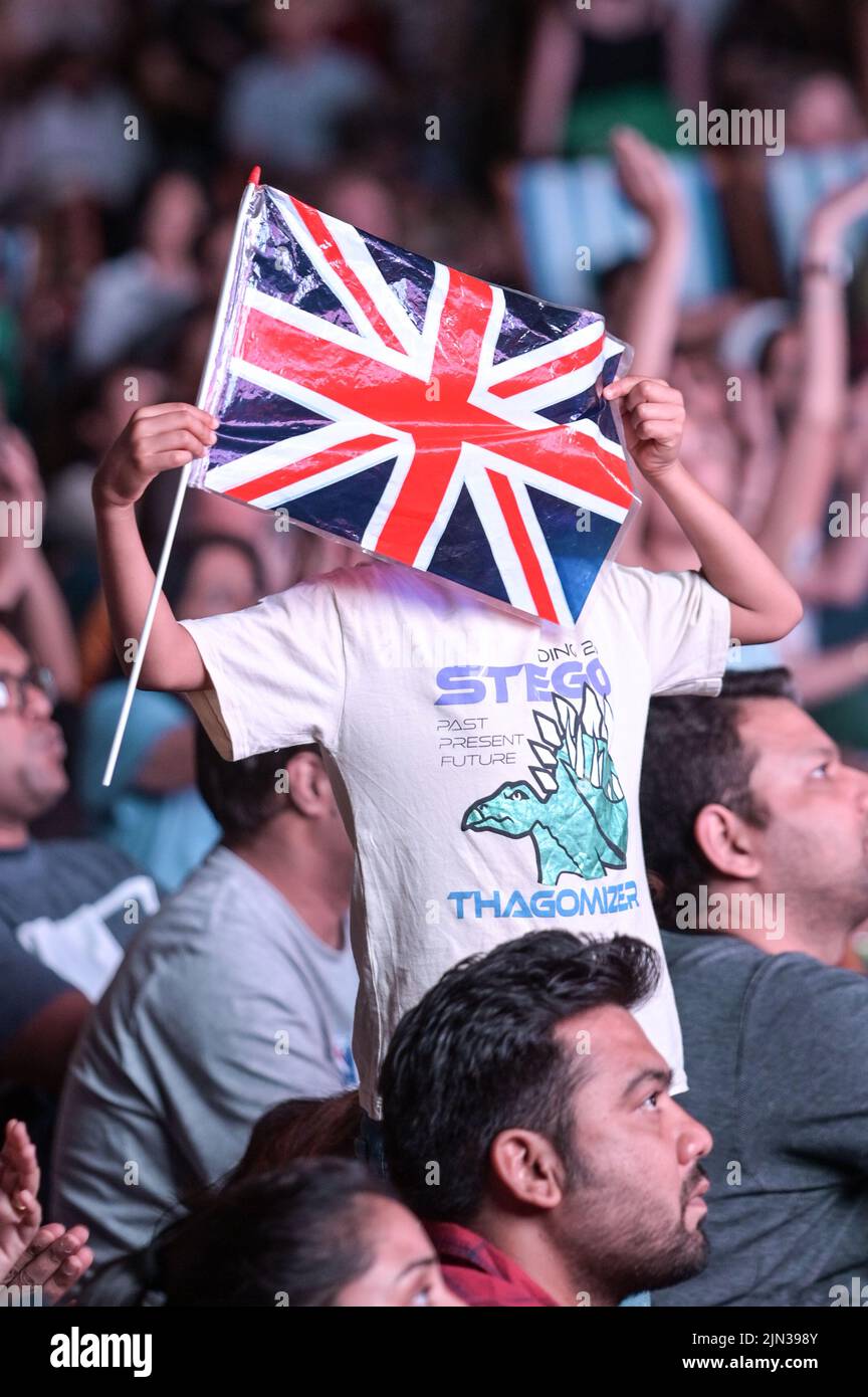 Victoria Square, Birmingham, Inghilterra, agosto 8th 2022. - Un ragazzo ondeggia una bandiera di Unione come migliaia di spettatori si sono accampati in Victoria Square a Birmingham per assistere alla cerimonia di chiusura dei Giochi del Commonwealth 2022. PIC by Credit: Sam Holiday/Alamy Live Newsr Foto Stock