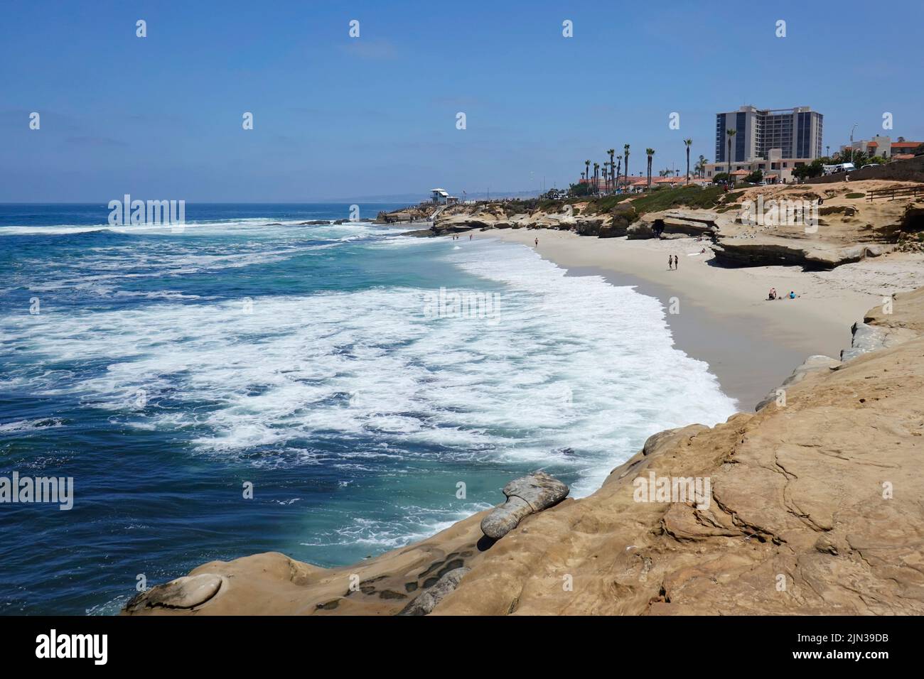Piccola insenatura costiera circondata da pittoresche scogliere di arenaria che riparano la popolare spiaggia di la Jolla Cove a San Diego, California Foto Stock