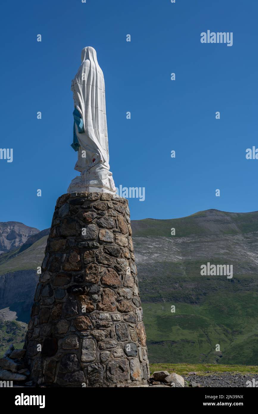 statua della vergine Maria, il Cirque de Troumouse (Pirenei) con cielo blu chiaro estate Foto Stock