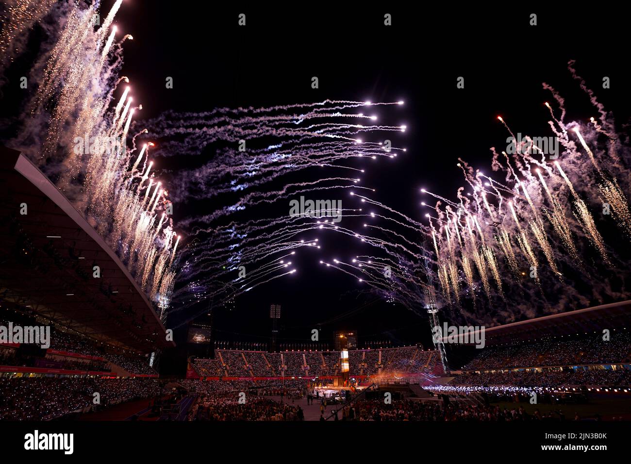 Una vista generale dello stadio mentre i fuochi d'artificio si spengono durante la cerimonia di chiusura per i Giochi del Commonwealth 2022 all'Alexander Stadium di Birmingham. Data foto: Lunedì 8 agosto 2022. Foto Stock