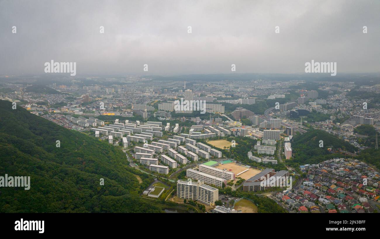 Appartamenti in sviluppo a base di collina boschiva sul bordo della città Foto Stock