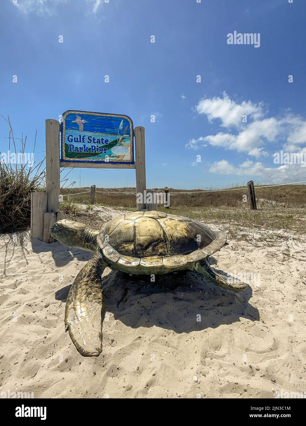 Gulf Shores, Alabama - 28 marzo 2022: Cartello d'ingresso al molo del Gulf state Park, una popolare destinazione turistica grazie alle sue viste panoramiche e alla pesca Foto Stock