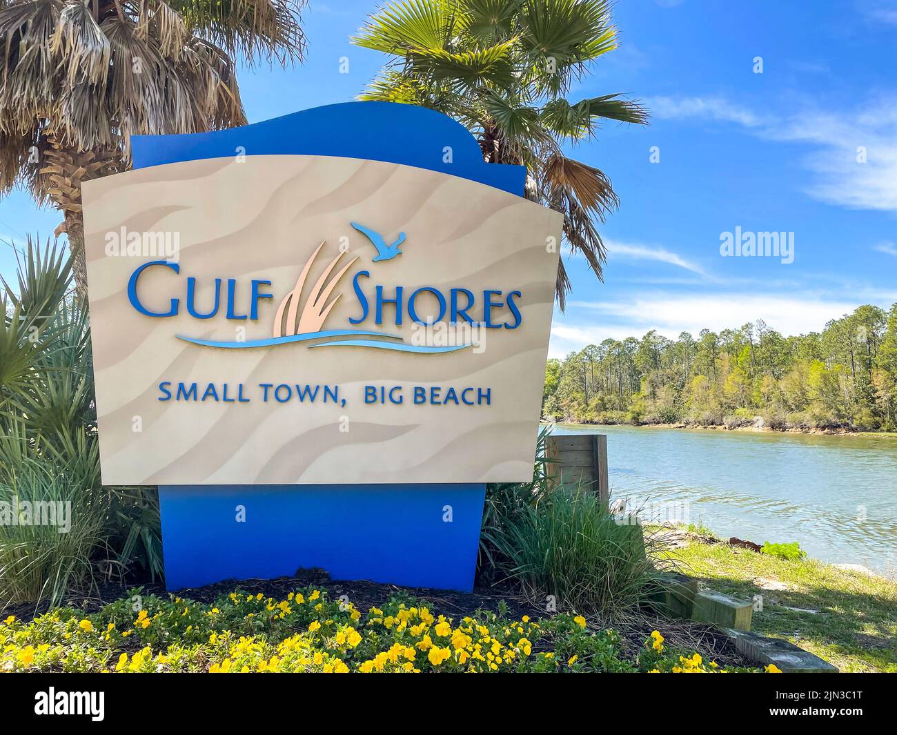 Gulf Shores, al - 29 marzo 2022: Cartello di benvenuto per la città di Gulf Shores, Alabama. Gulf Shores è una località turistica sempre più popolare grazie a me Foto Stock