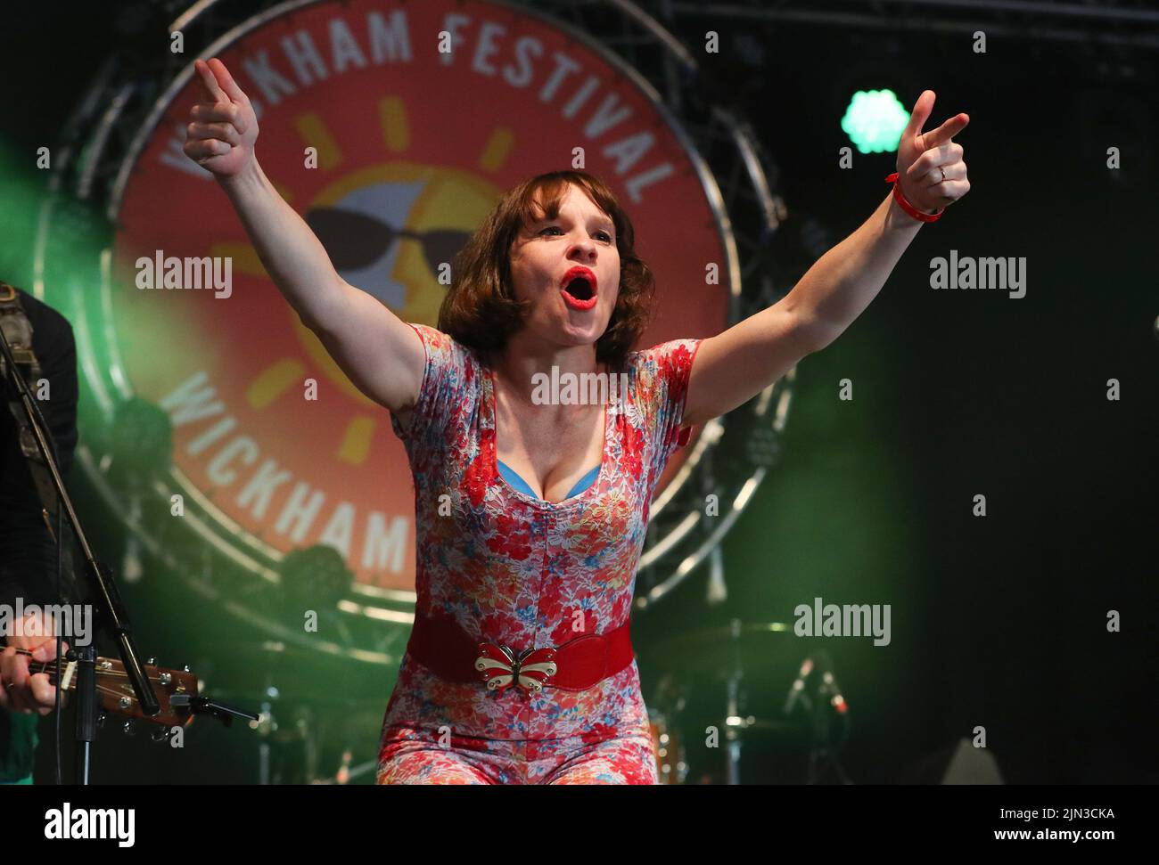 Lorna Thomas di Skinny Lister durante la loro esibizione al festival di Wickham, Hampshire, Regno Unito Foto Stock