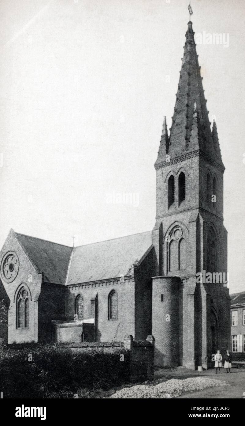 Una vista storica della Chiesa di Saint-Pierre de Gorre, Beuvry, Pas-de-Calais, Francia, preso da una cartolina c. inizio 1900s. Foto Stock