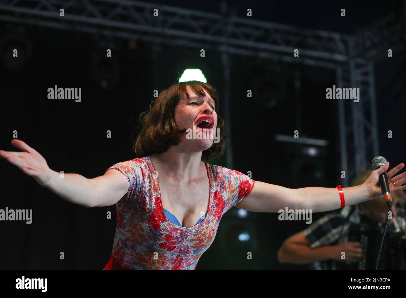 Lorna Thomas di Skinny Lister durante la loro esibizione al festival di Wickham, Hampshire, Regno Unito Foto Stock
