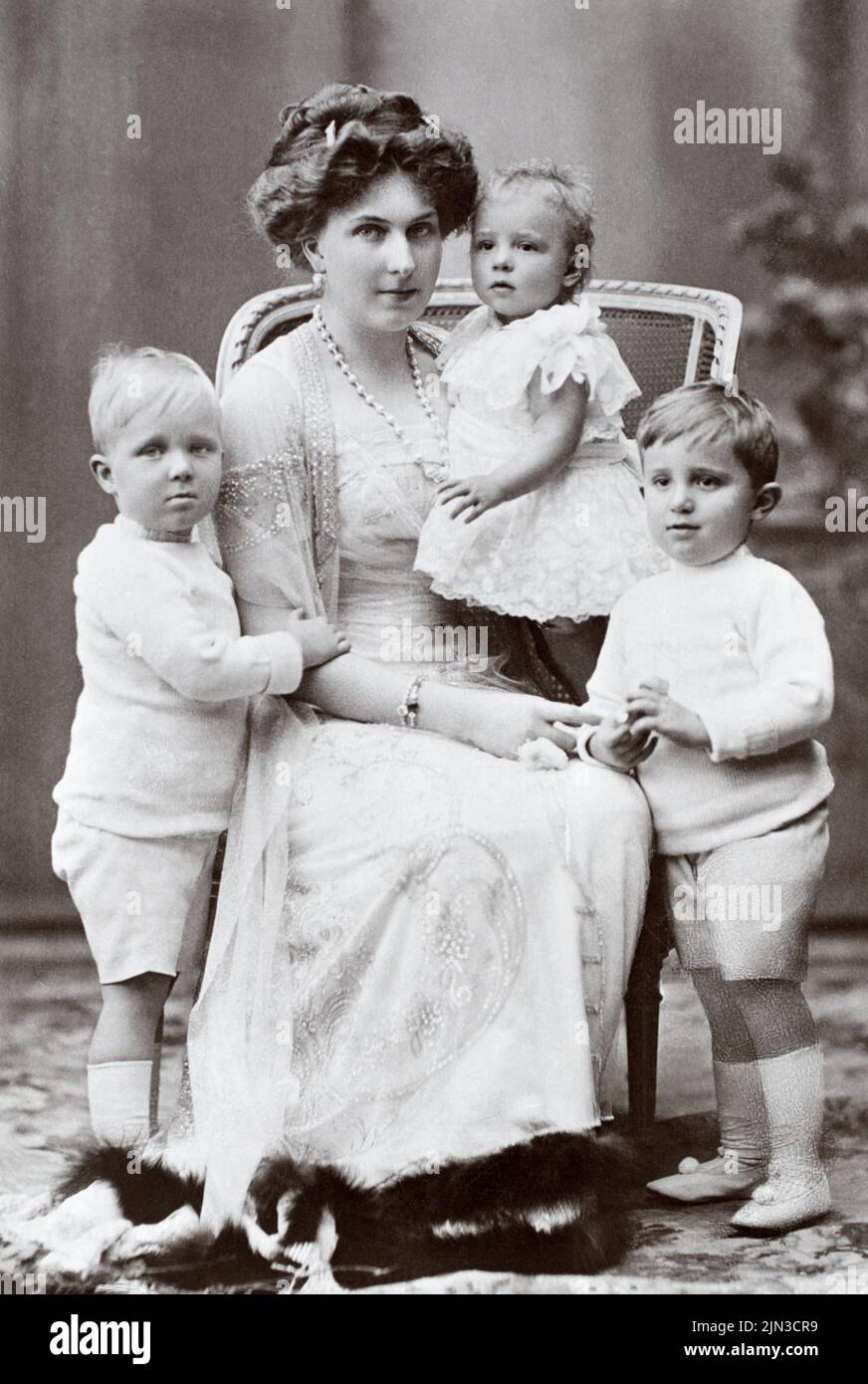 Un ritratto di sua Maestà la Regina di Spagna e dei suoi figli, il Principe Alfonso, la Principessa Beatrice e il Principe Jaime c. 1910. Foto Stock