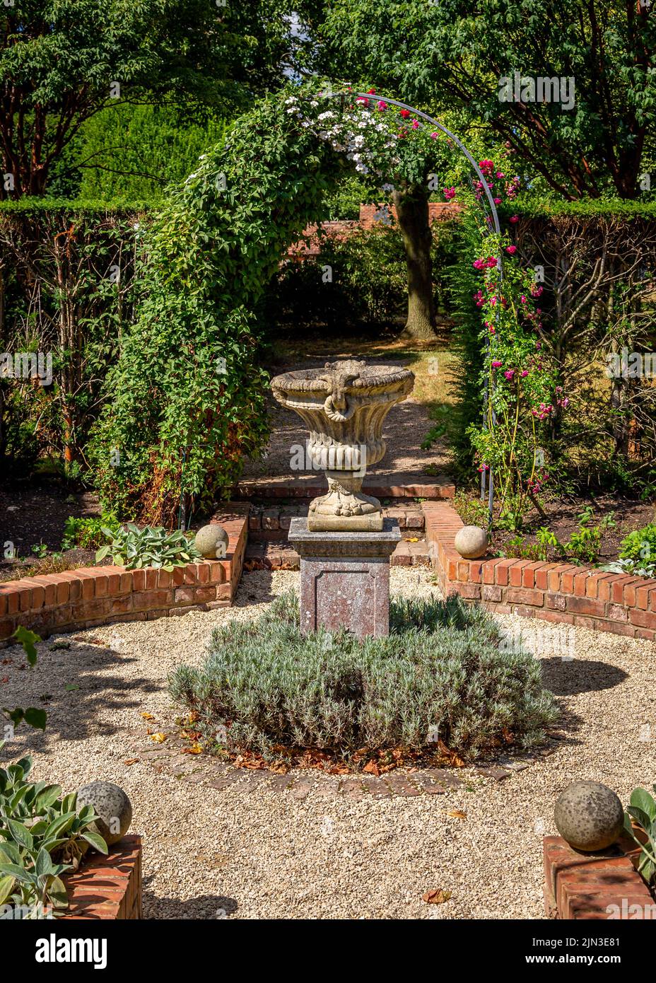 Sculture e arte nei terreni della storica corte di Coughton vicino ad Alcester, Warwickshire. Foto Stock