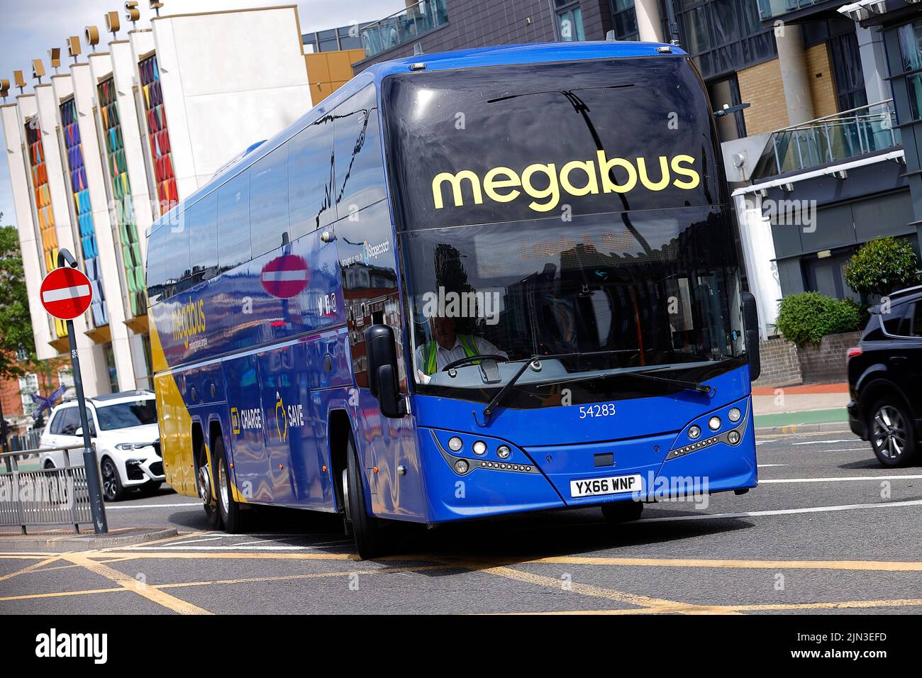 Un autobus Megabus visto vicino alla stazione degli autobus di Leeds City Foto Stock