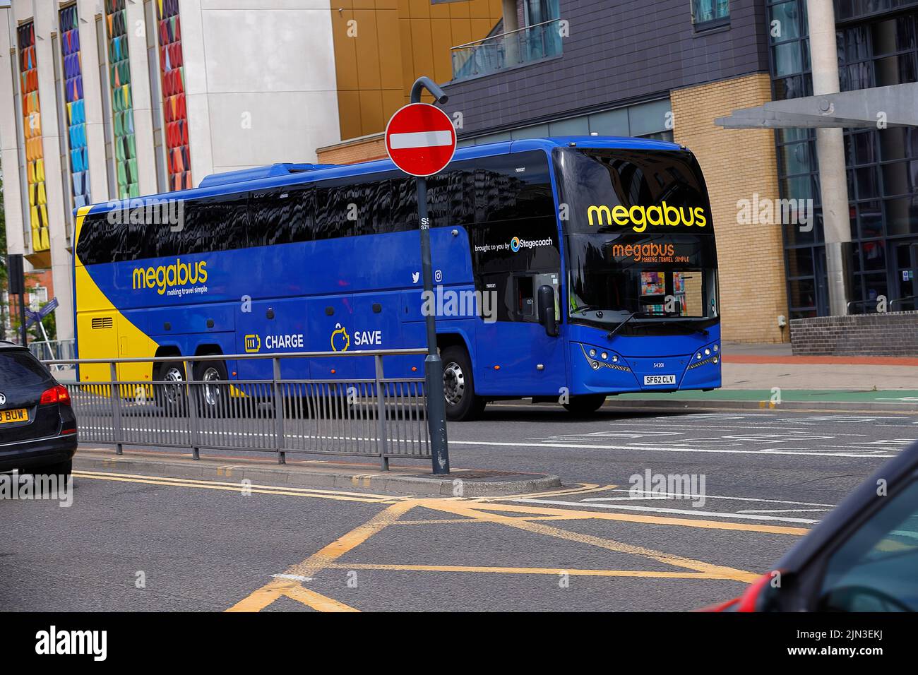 Un autobus Megabus visto vicino alla stazione degli autobus di Leeds City Foto Stock