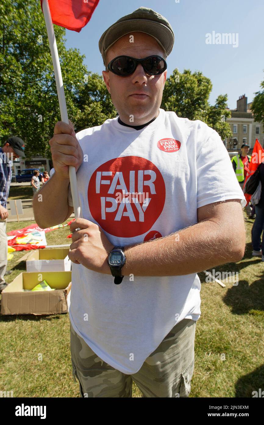 Un protettore indossa una maglietta a pagamento giusto mentre prende parte allo sciopero e al rally dei lavoratori del settore pubblico #J10 a Bristol. 10th luglio, 2014 Foto Stock