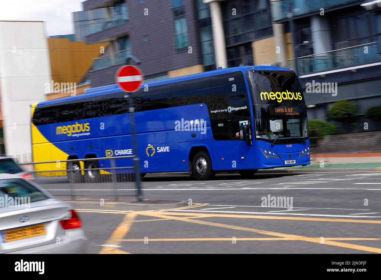 Un autobus Megabus visto vicino alla stazione degli autobus di Leeds City Foto Stock