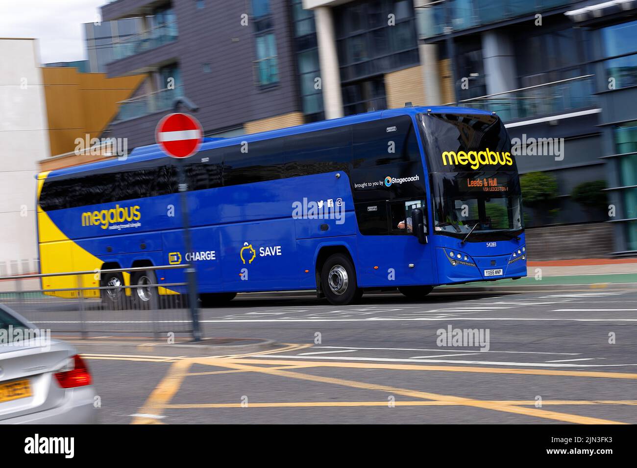 Un autobus Megabus visto vicino alla stazione degli autobus di Leeds City Foto Stock
