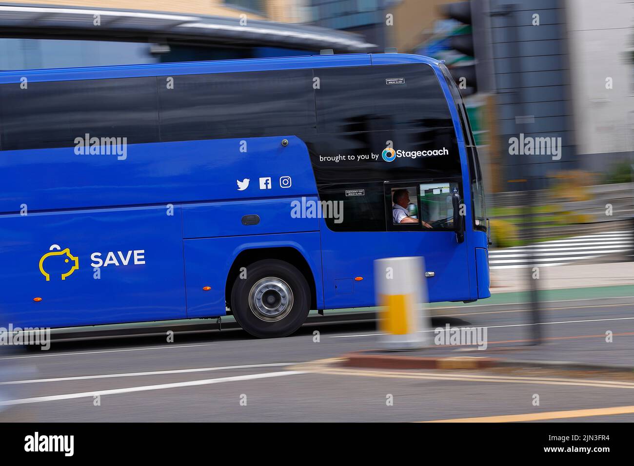 Un autobus Megabus visto vicino alla stazione degli autobus di Leeds City Foto Stock