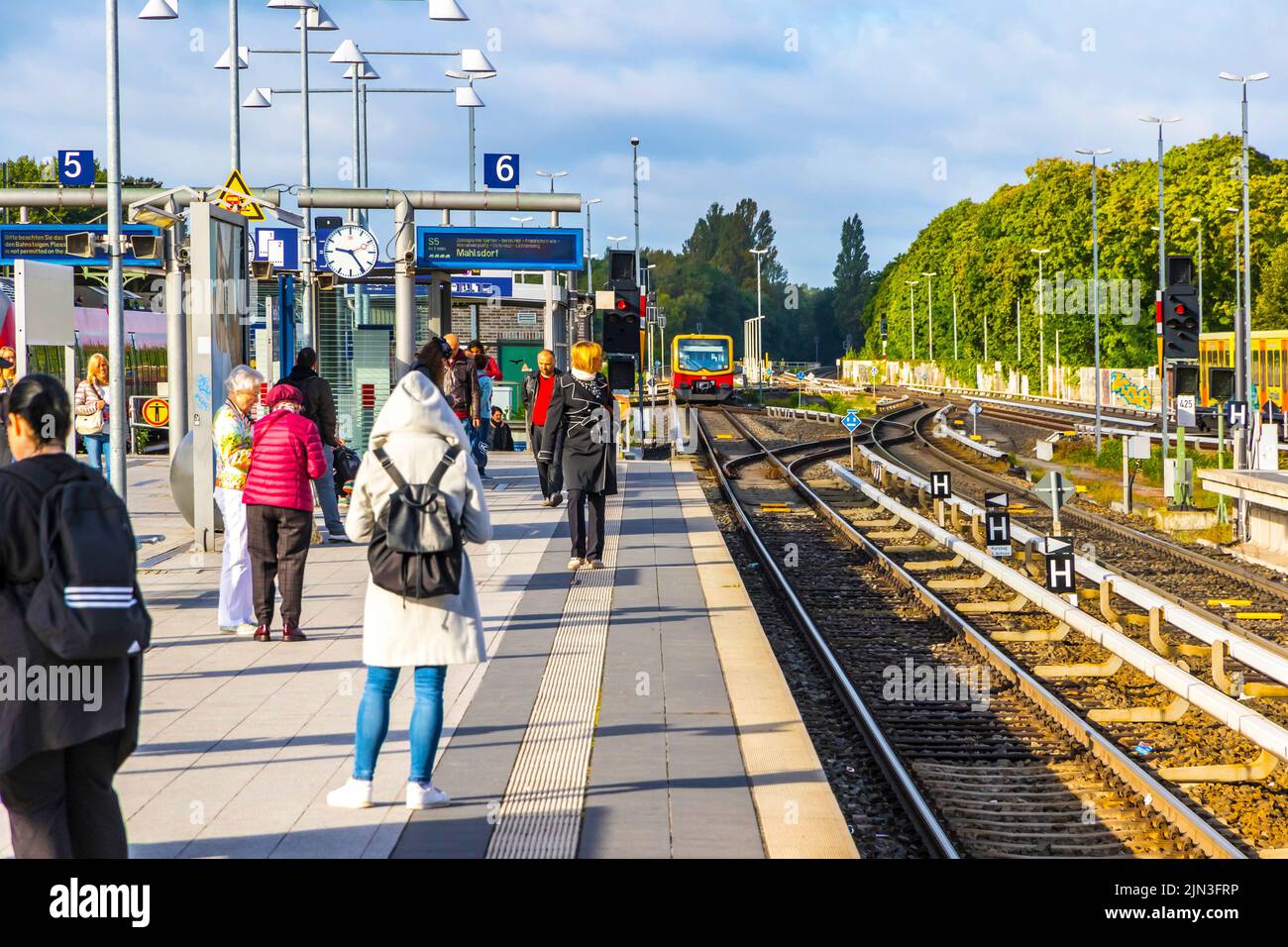 Berlino, Germania - 15 settembre 2019: Persone in attesa di treno alla stazione ferroviaria Berlino-Charlottenburg di Berlino. Stazione servita dalle linee S3, S5, S7 e S9 Foto Stock