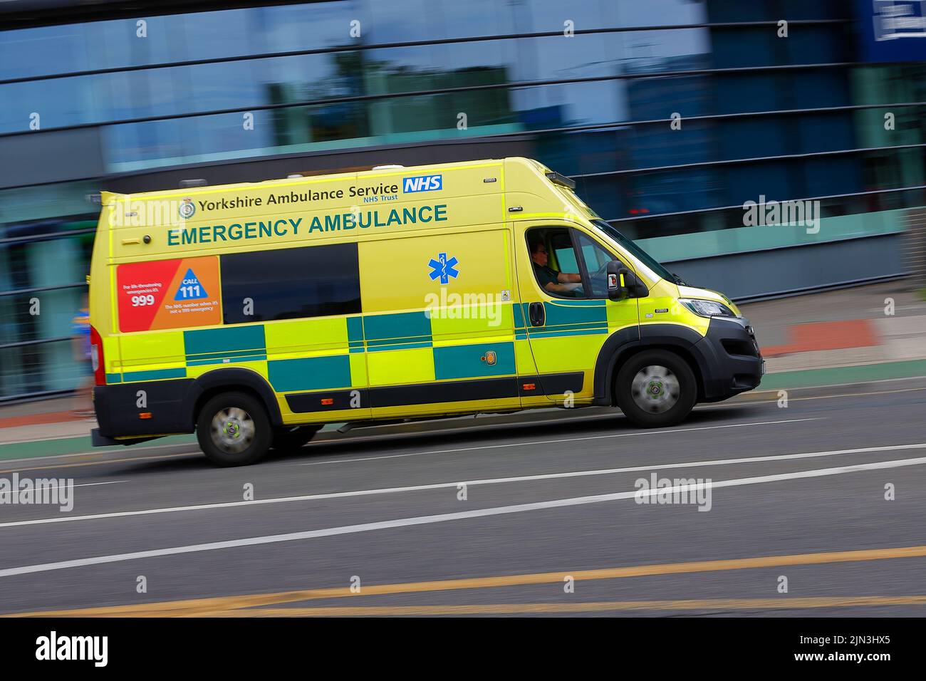 Un ambulanza di emergenza Yorkshire Ambulance Service visto nel centro di Leeds Foto Stock