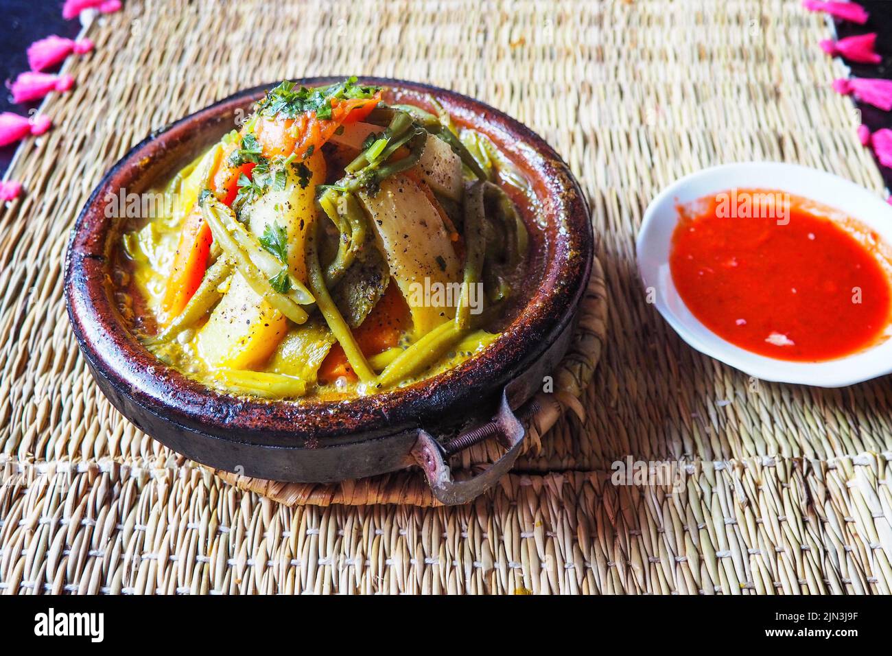 Tajine o tagine - piatto tradizionale berbero servito in terraglie presso il tipico ristorante di strada Marocchino, primo piano Foto Stock