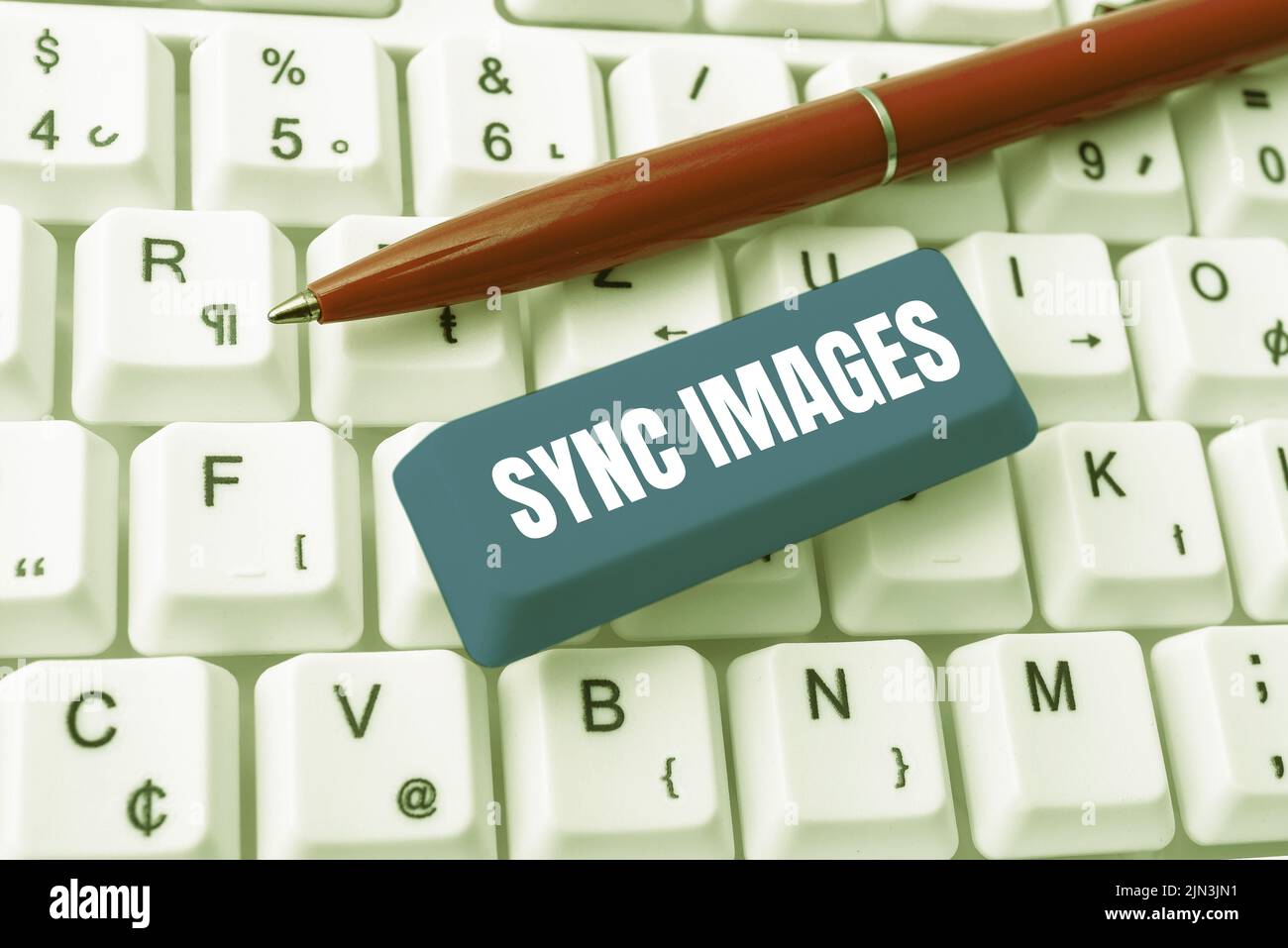 Testo che mostra le immagini di sincronizzazione inspirazione. Parola scritta su come rendere le foto identiche in tutti i dispositivi accessibili ovunque -48976 Foto Stock