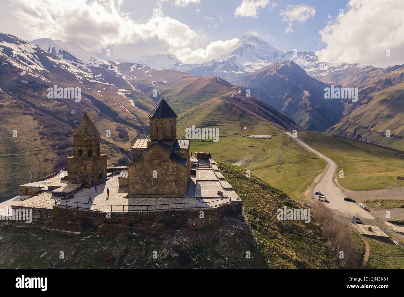 Meraviglioso colpo panoramico di drone della chiesa di Gergeti Trinity Tsminda Sameba nel bel tempo, Kazbegi, Georgia. Foto di alta qualità Foto Stock