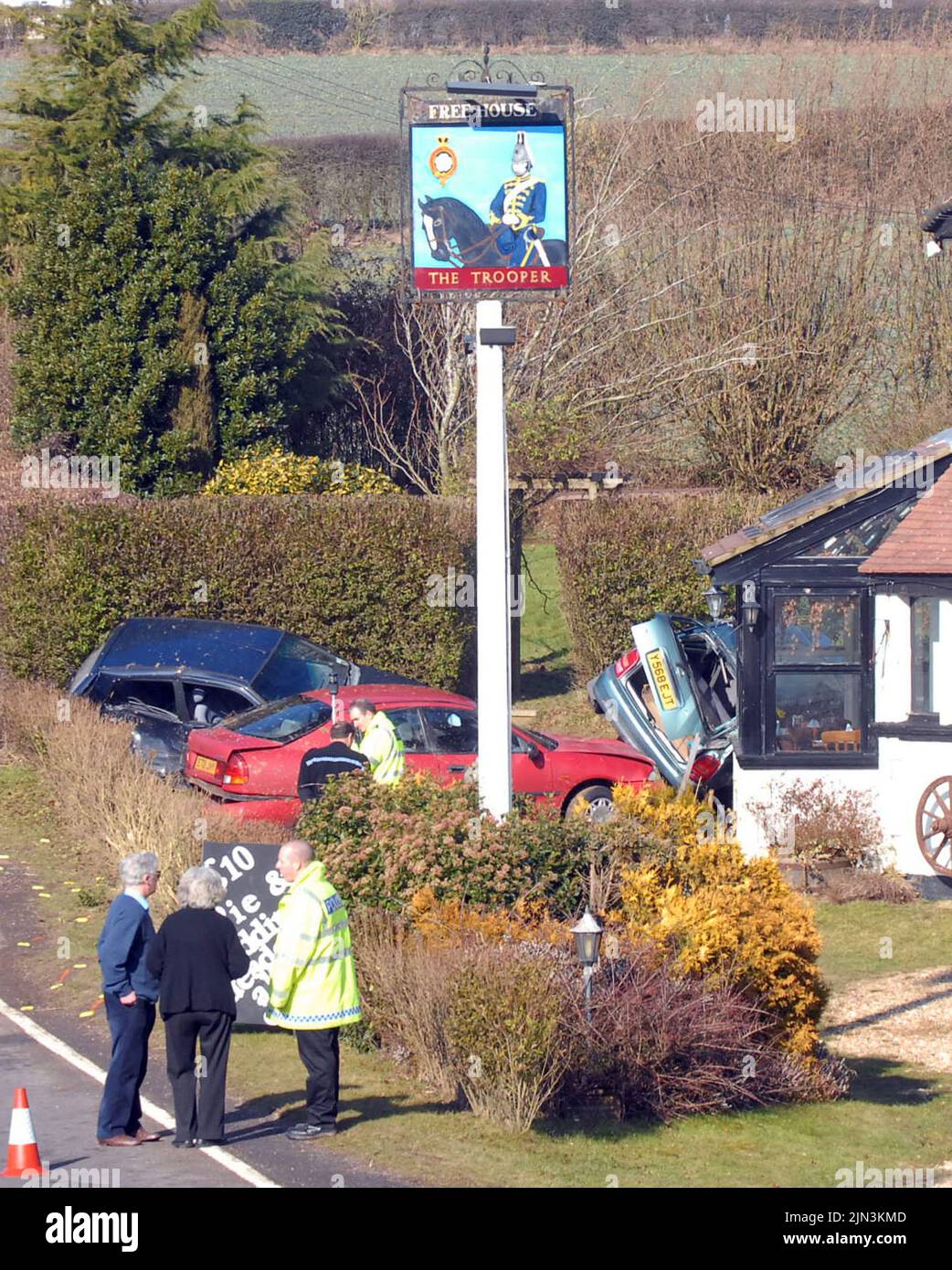 CARNEFICINA AL PUB. TRE AUTO SCIVOLARONO UNA DOPO L'ALTRA SUL GHIACCIO FUORI DAL PUB TROOPER A FROXFIELD, VICINO A PETERSFIELD, HANTS. PIC MIKE WALKER, 2010 Foto Stock