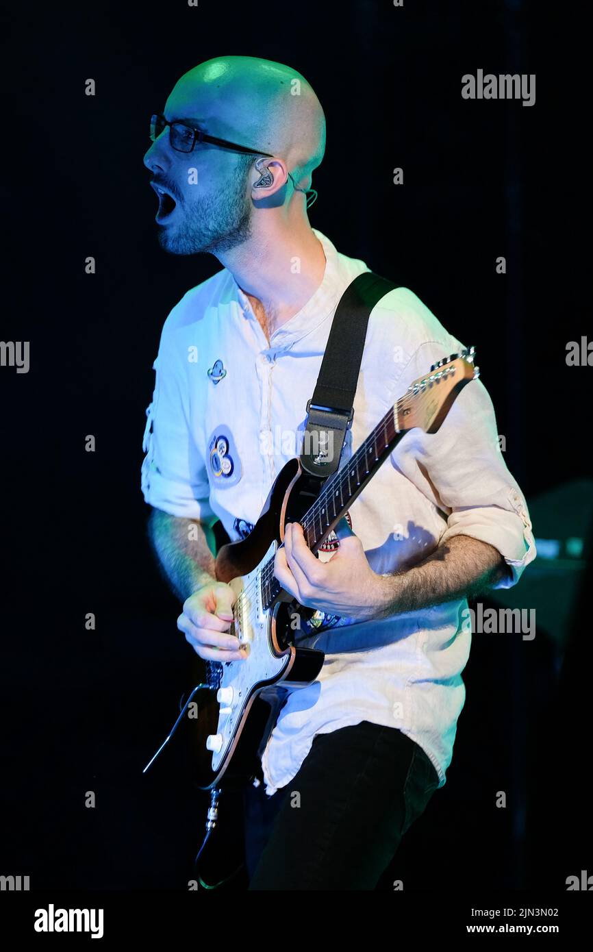 Verona, Italia. 8th agosto 2022. La pop band italiana pinguini Tattici Nucleari si esibisce dal vivo all'Arena di Verona per il tour estivo "dove eravamo rimasti" Credit: Roberto Tommasini/Alamy Live News Foto Stock