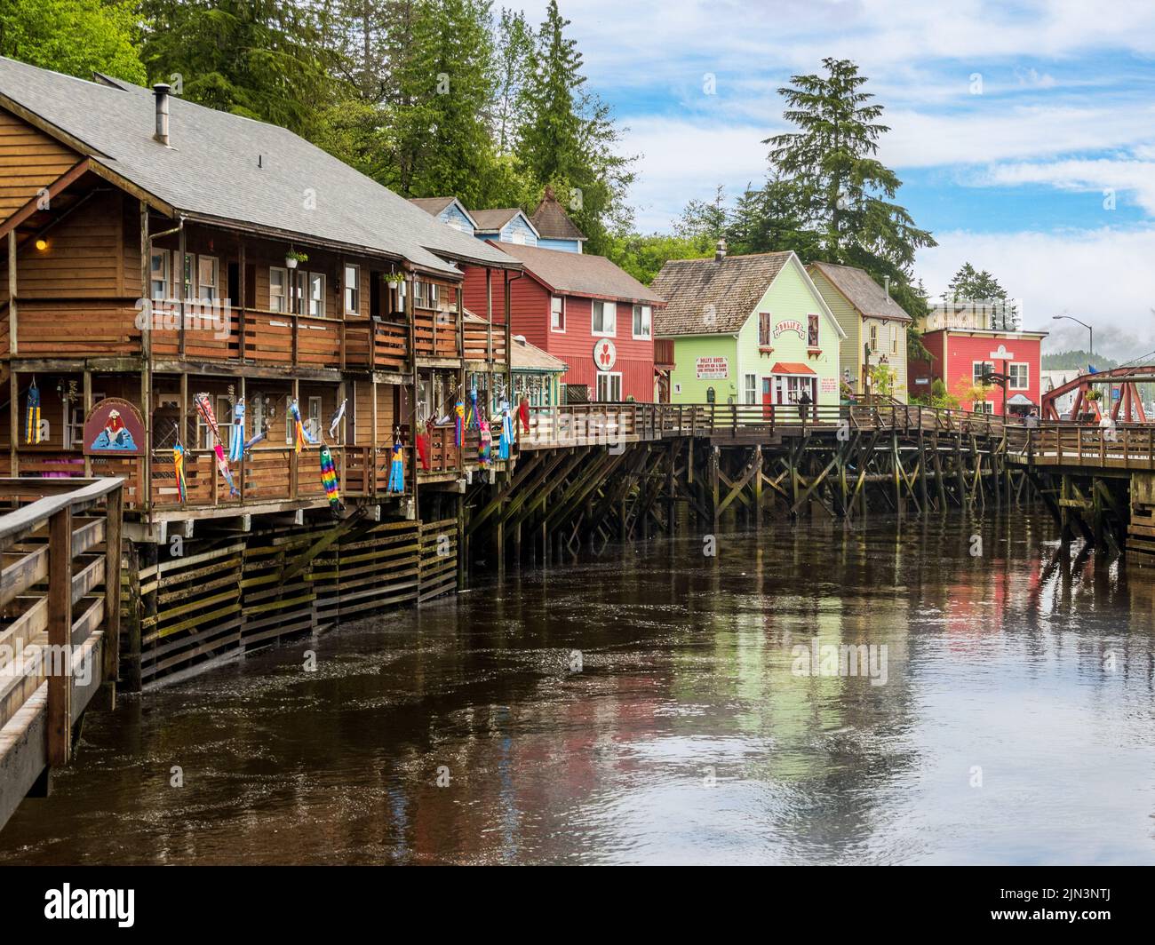 Ketchikan, AK - 10 Giugno 2022: Passeggiata lungo Creek Street famosa e negozi in Ketchikan Alaska Foto Stock