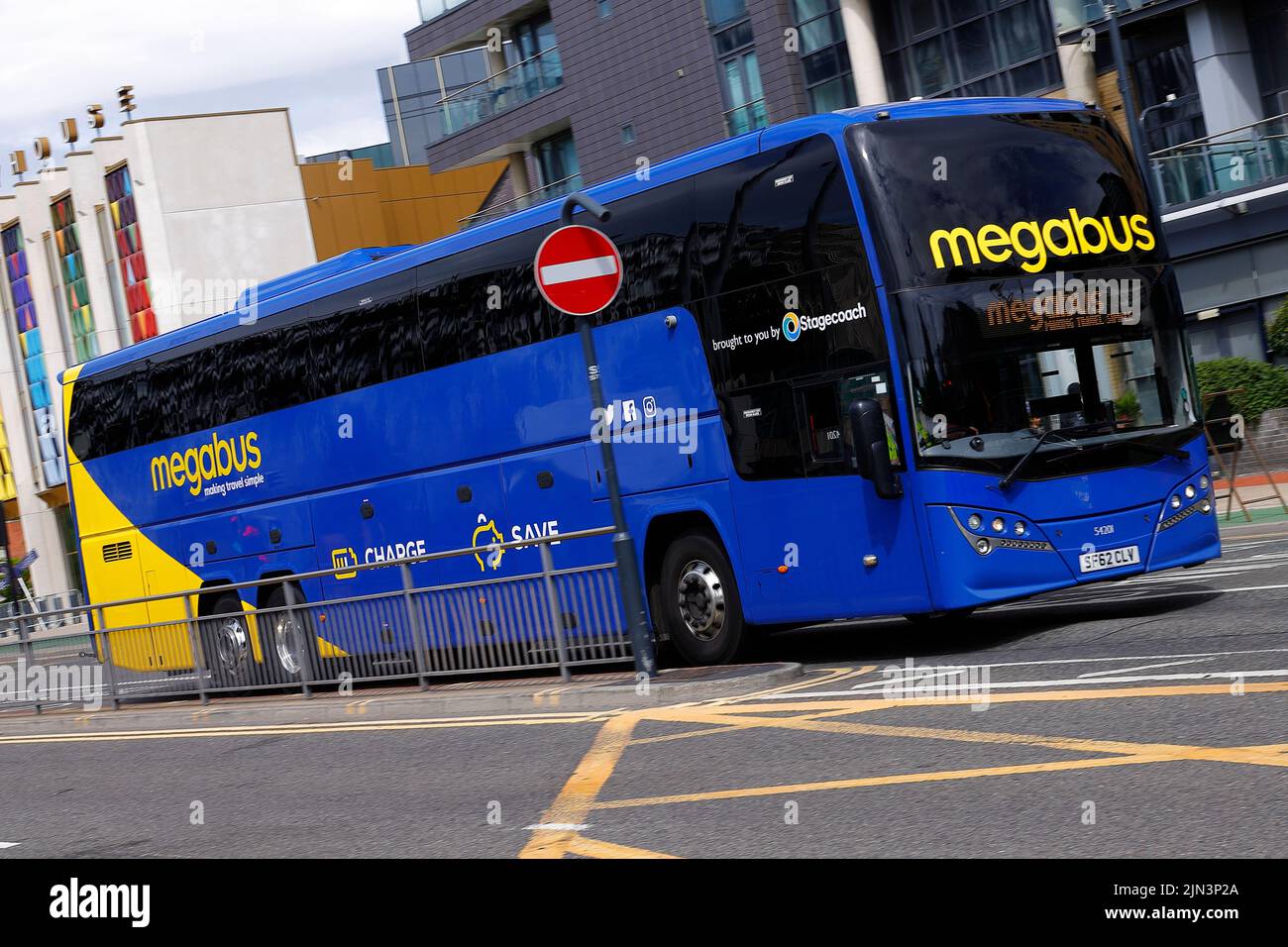Un autobus Megabus visto vicino alla stazione degli autobus di Leeds City Foto Stock