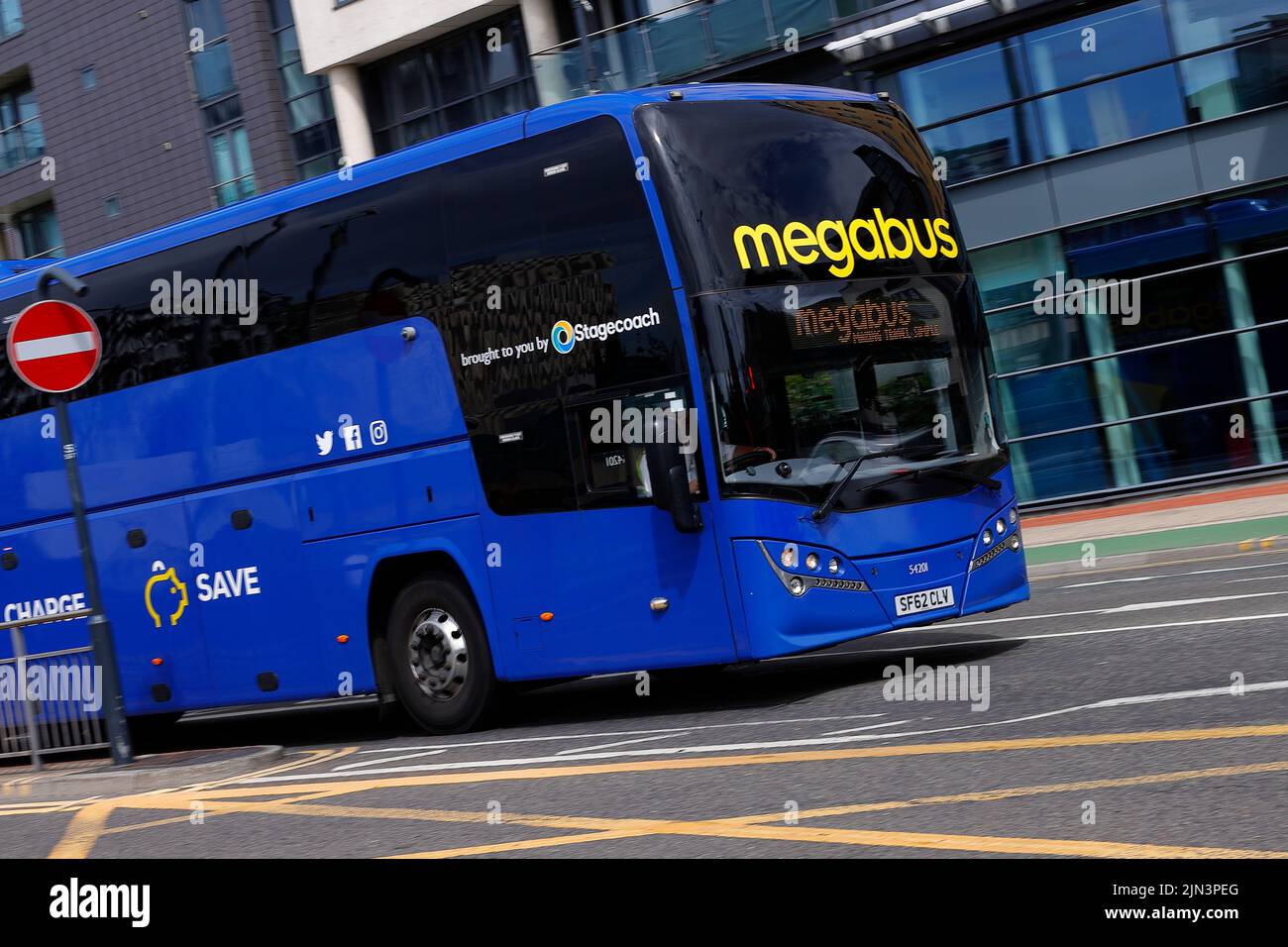 Un autobus Megabus visto vicino alla stazione degli autobus di Leeds City Foto Stock