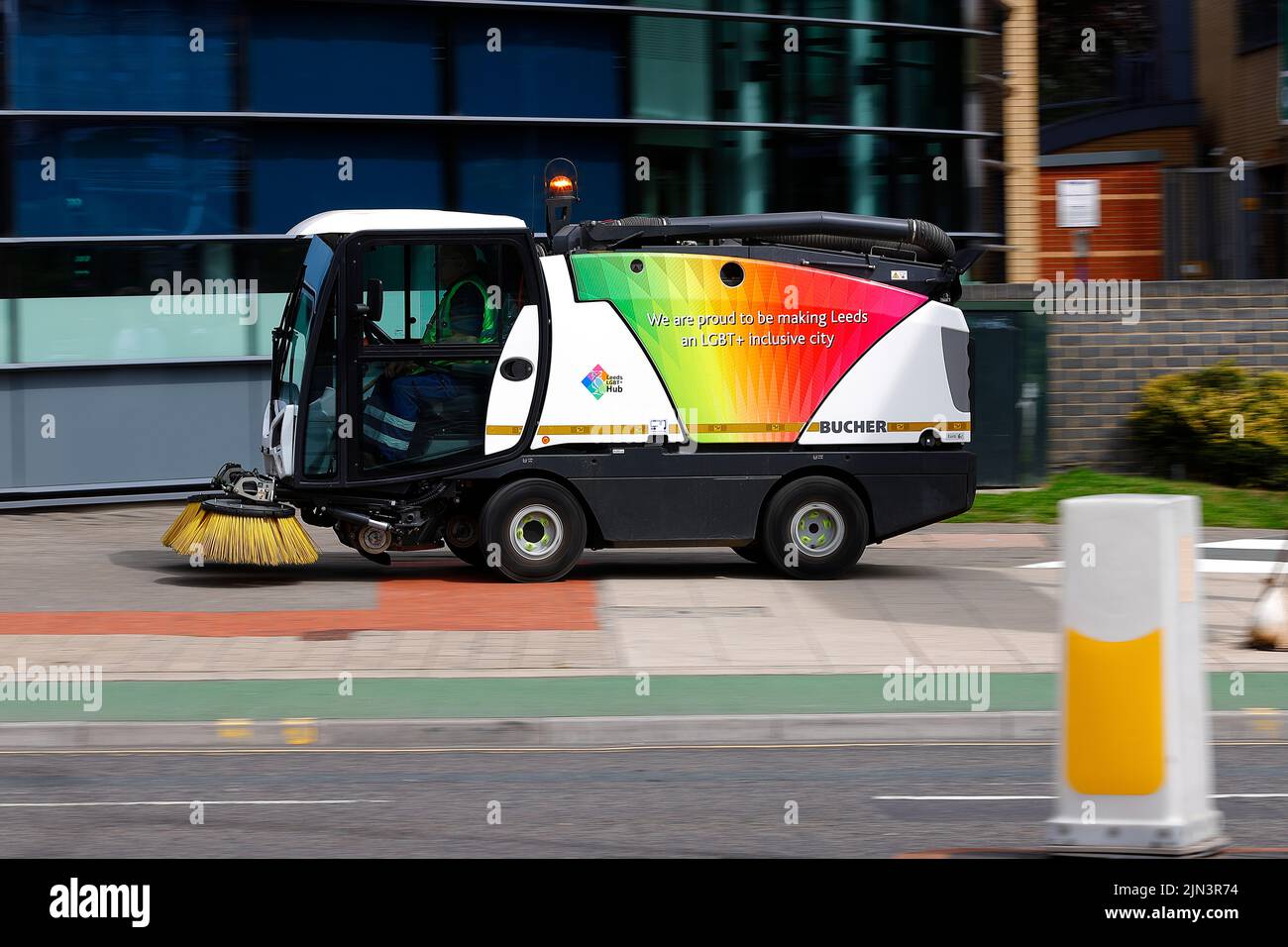 Una spazzatrice stradale Bucher con la livrea Pride nel centro di Leeds Foto Stock